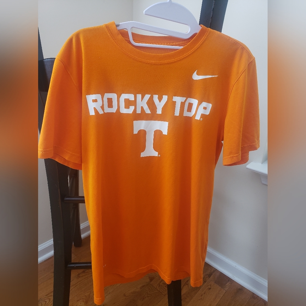 Mens Tennessee Vols Nike shirt, size small.